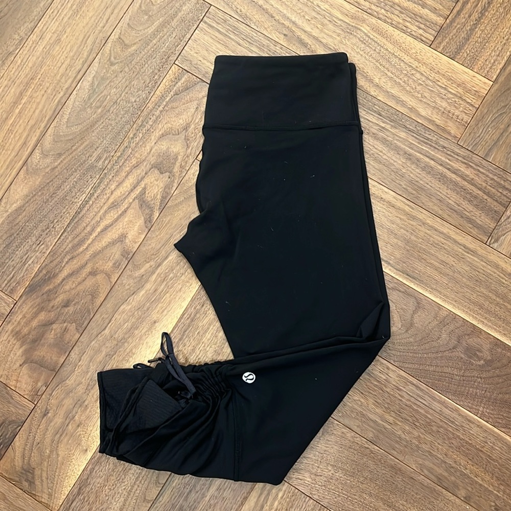 Lululemon yoga leggings, capri length, size 6